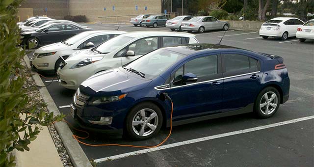 Chevy-Volt-Nissan-Leaf